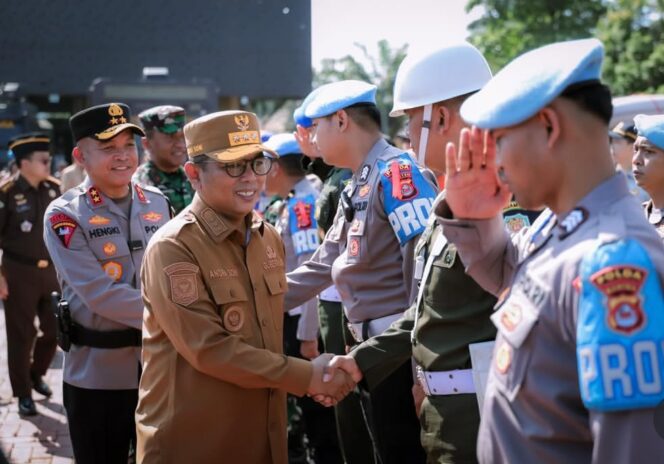 
 Gubernur Banten Andra Soni saat menjadi inspektur pada Apel Gelar Pasukan Operasi Ketupat Maung bersama Kapolda Banten Irjen Hengki dan Danrem 064/Maulana Yusuf Brigjen TNI Daru Cahyadi Soeprapto di Mapolda Banten, Kota Serang. Foto: ist