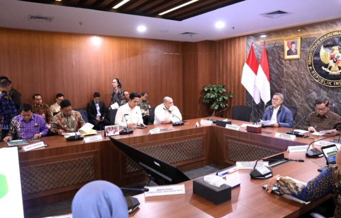 
 Wali Kota Tangerang Sachrudin saat mengikuti Rapat Koordinasi Terbatas (Rakortas) Tingkat Menteri terkait Percepatan Implementasi PSEL yang dipimpin oleh Menteri Koordinator Bidang Pangan Zulkifli Hasan, di Gedung Kemenko Pangan, Jakarta Pusat. Foto: ist 