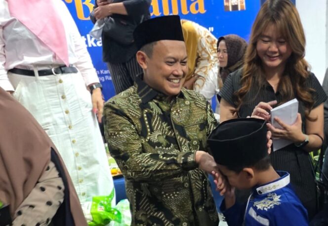
 CEO Koran Tangerang Raya sekaligus Ketua Lembaga Anti Narkotika (LAN) Kota Tangerang, Helmy Halim saat memberikan santunan kepada ratusan anak Yatim. Foto: ist