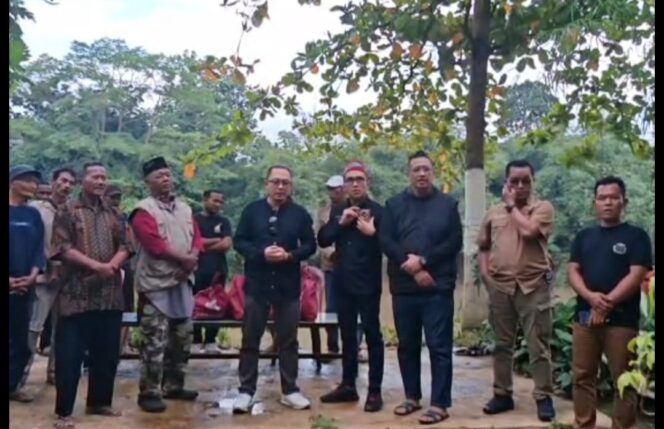 
 Backstagers Indonesia dan DPW Gekrafs Banten saat Berbagi Kebaikan di Banksasuci. Foto: gung