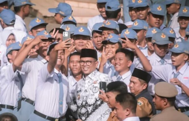 
 Gubernur Banten Andra Soni Layani Swafoto para siswa SMKN 2 Kota Tangerang saat peringatan Hari Guru. Foto: Awal Rijal