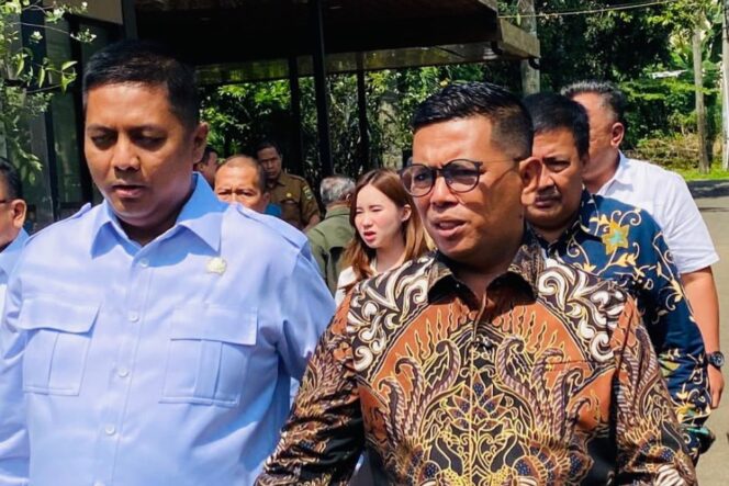 
 Pimpinan Komisi V DPRD Provinsi Banten, H. Rifky Hermiansyah bersama Gubernur Banten Andra Soni. Foto: ist