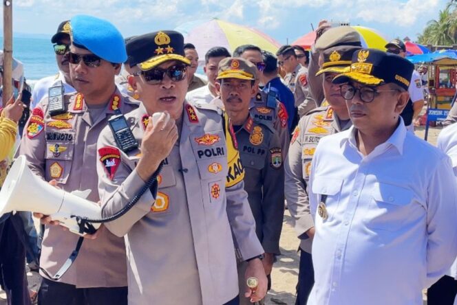 
 Gubernur Banten Andra Soni dan Kapolda Banten Irjen Pol Hengki saat meninjau langsung aktivitas wisatawan di Pantai Sambolo 1, Cikoneng, Anyer, Kabupaten Serang. Foto: ist