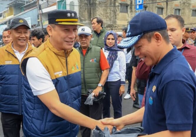
 Sekretaris Daerah (Sekda) Provinsi Banten Deden Apriandhi bersama Menteri Lingkungan Hidup (LH) Hanif Faisol Nurofiq dalam kegiatan Gerakan Banten ASRI. Foto: ist
