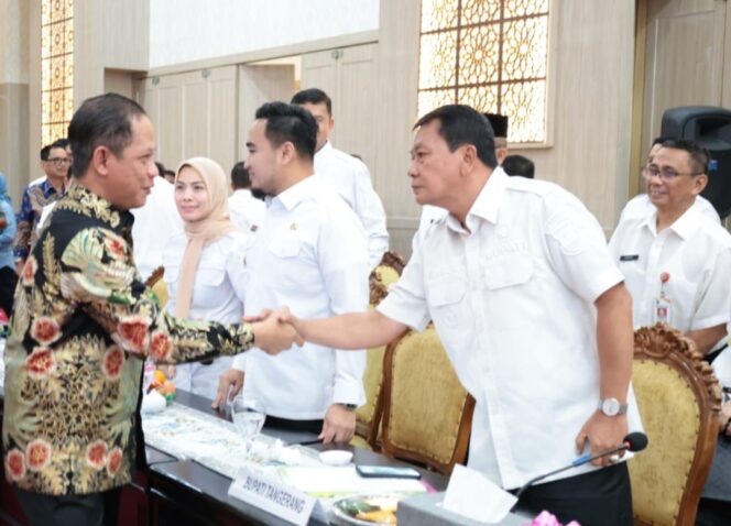 
 Bupati Tangerang, Moch. Maesyal Rasyid saat menghadiri kegiatan bersama Menteri Lingkungan Hidup RI, Hanif Faisol yang digelar di Aula KP3B Serang. Foto: ist