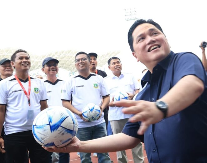 
 Ketua Umum PSSI Erick Thohir dan Gubernur Banten Andra Soni saat membuka Liga 4 Piala Gubernur Banten di Stadion Benteng Reborn. Foto: Ist