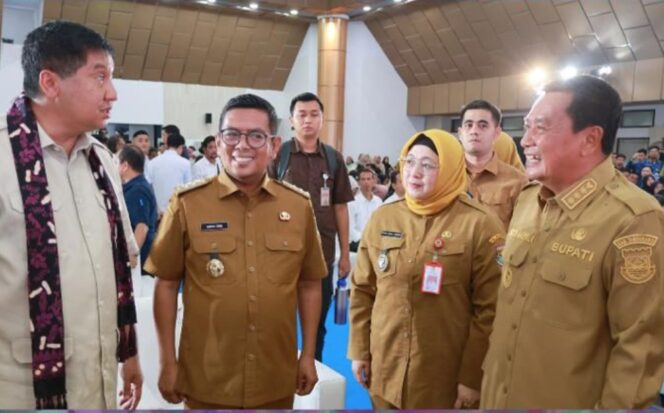 
 Bupati Tangerang Moch. Maesyal Rasyid beserta Wakil Bupati Tangerang Intan Nurul Hikmah mendampingi Gubernur Banten Andra Soni, Menteri Dalam Negeri (Mendagri) Tito Karnavian dan Menteri Perumahan dan Kawasan Permukiman (PKP) Maruarar Sirait dalam acara peluncuran bantuan Bantuan Stimulan Perumahan Swadaya (BSPS) Nasional Tahun Anggaran 2026. Foto: ist