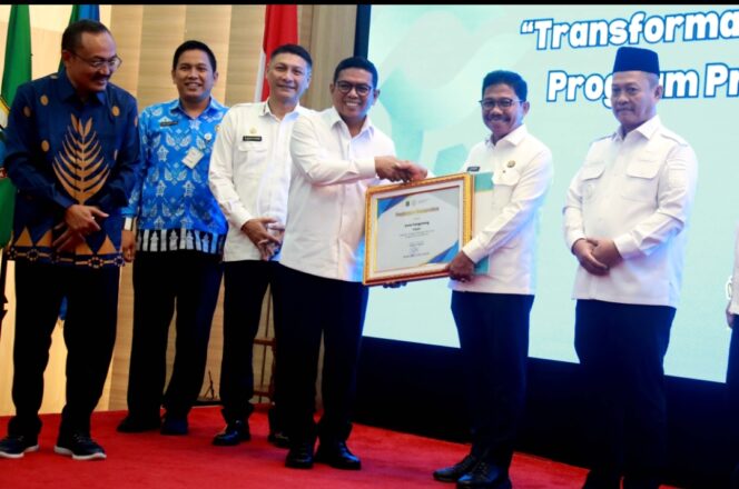 
 Wali Kota Tangerang Sachrudin saat menerima Penyusunan Dokumen Peta Jalan Pembangunan Kependudukan (PJPK) Berkualitas Tahun 2025, serta dari Gubernur Banten sebagai Capaian Kinerja Terbaik I se-Provinsi Banten. Foto: ist