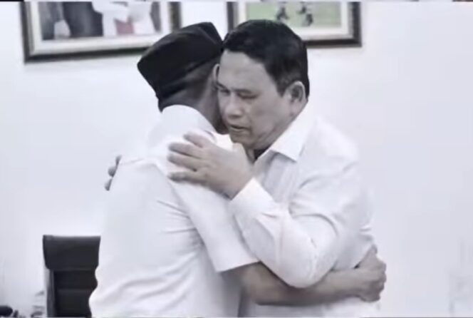 
 Bupati Lebak Moch Hasbi Asyidiki Jayabaya Peluk Hangat Wakil Bupati Lebak Amir Hamzah. Foto: ist