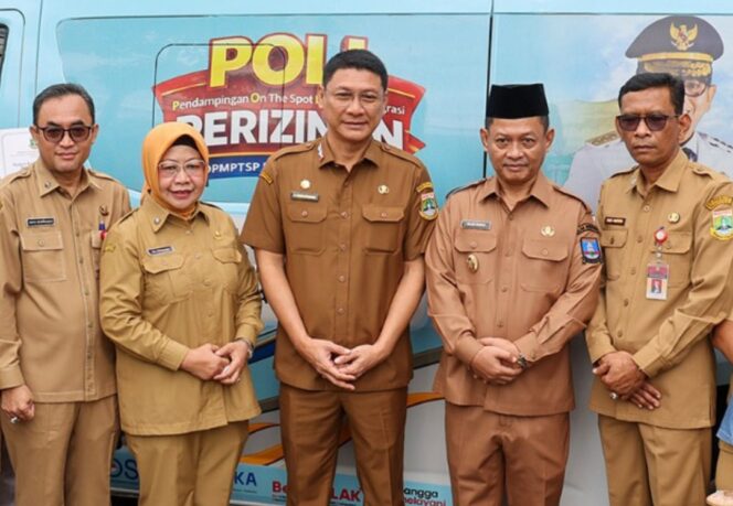 
 Sekretaris Daerah (Sekda) Provinsi Banten Deden Apriandhi Hartawan Didampingi Kepala DPMPTSP Banten, Virgojanti saat meluncurkan Mobil Pendampingan On The Spot Layanan Terintegrasi (POLI) Perizinan di Halaman Pasar Baros, Kabupaten Serang. Foto: ist