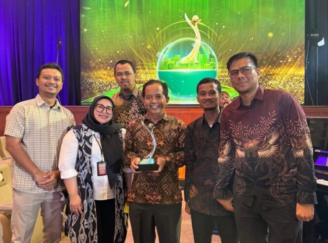 
 Head of Sustainability PT IKPP Tangerang, Kholisul Fatikhin Usai menerima penghargaan Proper Hijau dari Kementrian Lingkungan Hidup. Foto: ist