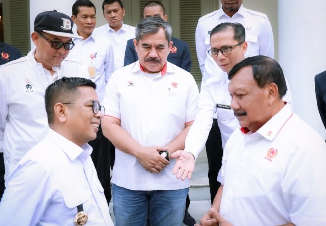 
 Gubernur Banten Andra Soni saat Berbincang dengan Ketua Tim Penyaringan Calon Tuan Rumah PON XXIII 2032 Mayjen TNI (Purn) Suwarno. Foto: Awal Rijal