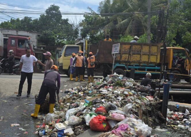 
 Camat Teluk Naga, Kurnia,S.STP.,M.Si Memimpin Langsung Aksi 'Gempur Sampah' di Wilayahnya. Foto: TangerangPos 