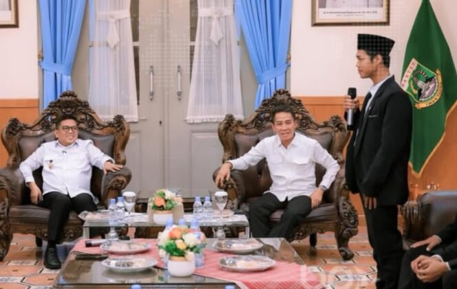 
 Gubernur Banten Andra Soni bersama Anggota Komisi II DPRD Provinsi Banten H. Oong Syahroni yang juga menjabat sebagai Ketua Kontak Tani Nelayan Andalan (KTNA) Provinsi Banten. Foto: ist