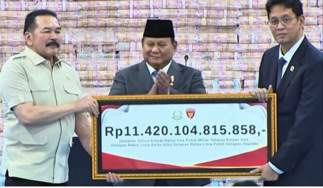 
 Presiden Prabowo Subianto menyaksikan penyerahan uang sebesar Rp11,4 triliun hasil penagihan denda administratif kehutanan oleh Satgas PKH dari Kejaksaan Agung Sanitiar Burhanuddin kepada Menteri Keuangan Purbaya Yudhi Sadewa di Kejaksaan Agung, Jakarta. Foto: Tangkapan Layar
