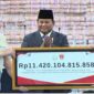 Presiden Prabowo Subianto menyaksikan penyerahan uang sebesar Rp11,4 triliun hasil penagihan denda administratif kehutanan oleh Satgas PKH dari Kejaksaan Agung Sanitiar Burhanuddin kepada Menteri Keuangan Purbaya Yudhi Sadewa di Kejaksaan Agung, Jakarta. Foto: Tangkapan Layar