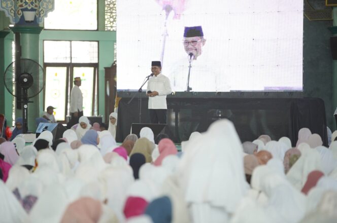 
 Wali Kota Tangerang Sachrudin saat menghadiri Tablig Akbar, Halal Bihalal (Halbil), dan Terapi Qur’an yang digelar oleh Yayasan Al Malik bersama Lembaga Tazkiyatun Nafs dan Terapi Qur’an (TNT). Foto: ist