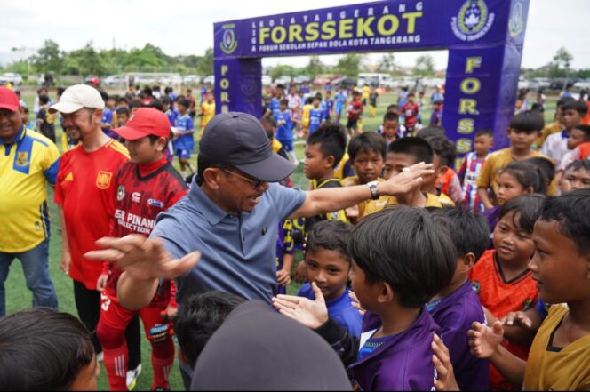 
 Wali Kota Tangerang Sachrudin saat menghadiri pembukaan Liga Forum Sekolah Sepak Bola (FORSSEKOT) Kota Tangerang Tahun 2026. Sebanyak 87 tim dari berbagai Sekolah Sepak Bola (SSB) se-Kota Tangerang turut ambil bagian dalam kompetisi yang digelar di GOR Nambo Jaya, Karawaci. Foto: ist