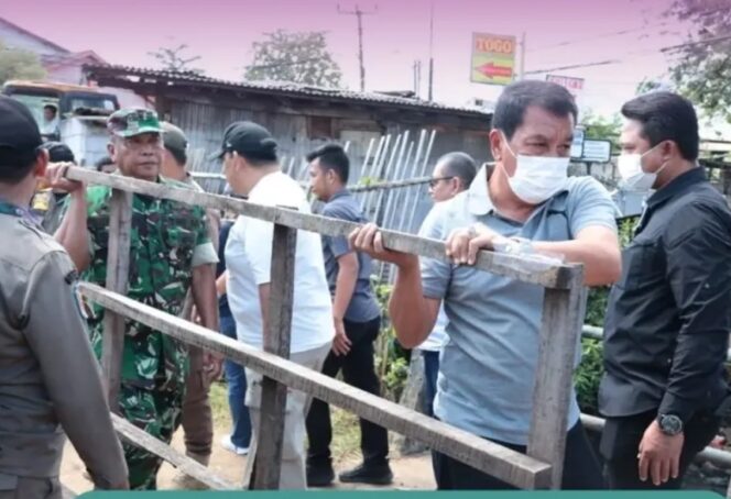 
 Bupati Tangerang, Moch. Maesyal Rasyid, bersama jajaran perangkat daerah dan unsur terkait, mengawal langsung pelaksaan penataan dan  pembongkaran bangunan liar (Bangli), sekaligus memulai normalisasi Sungai Cirarab yang berada di wilayah Kecamatan Pasar Kemis dan Kecamatan Sepatan. Foto: ist