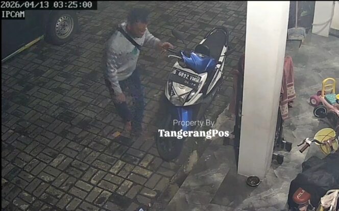 
 Wajah maling motor tertangkap Kamera CCTV saat beraksi di Gang Wakaf No. 113, RT.001/RW.003, Kelurahan Poris Plawad Utara, Cipondoh, Kota Tangerang. Foto: Tangkapan Kamera