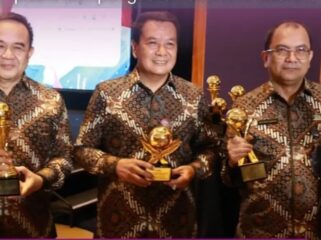 Bupati Tangerang, Moch. Maesyal Rasyid usai menerima penghargaan sebagai top pembina BUMD pada ajang BUMD Award 2026 yang digelar di Dian Ballroom Hotel Raffles. Foto: ist