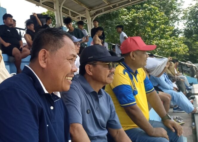 
 Ketua Komisi IV DPRD Kota Tangerang Supiani bersama Wali Kota Tangerang saat meninjau fasilitas olahraga di Stadion Mini Porci Cibodas. Foto: TangerangPos 