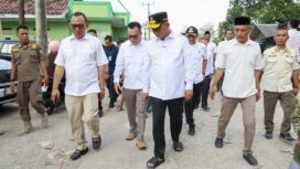 Gubernur Banten Andra saat meninjau lokasi pembangunan konektivitas di Link.Nyikambang, Kelurahan Sukmajaya Kecamatan Jombang Kota Cilegon. Foto: ist
