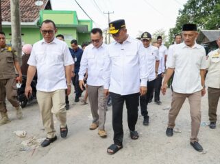 Gubernur Banten Andra saat meninjau lokasi pembangunan konektivitas di Link.Nyikambang, Kelurahan Sukmajaya Kecamatan Jombang Kota Cilegon. Foto: ist