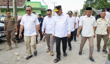 Gubernur Banten Andra saat meninjau lokasi pembangunan konektivitas di Link.Nyikambang, Kelurahan Sukmajaya Kecamatan Jombang Kota Cilegon. Foto: ist
