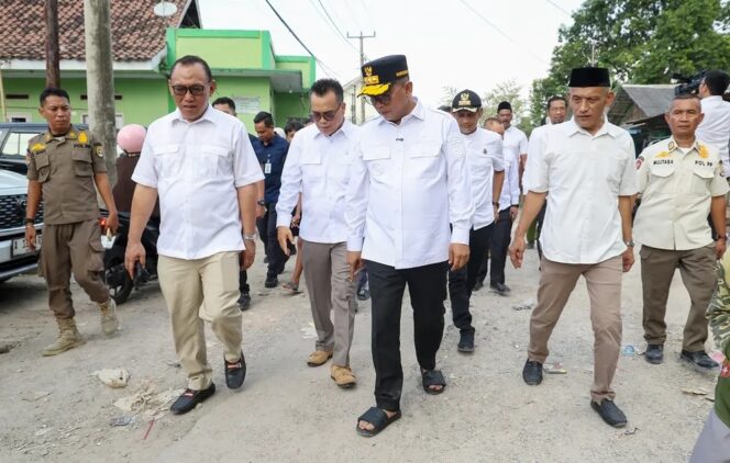 
 Gubernur Banten Andra saat meninjau lokasi pembangunan konektivitas di Link.Nyikambang, Kelurahan Sukmajaya Kecamatan Jombang Kota Cilegon. Foto: ist