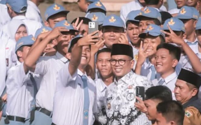 
 Gubernur Banten Andra Soni bersama para Siswa SMKN 2 Kota Tangerang. Foto: Awal Rijal 