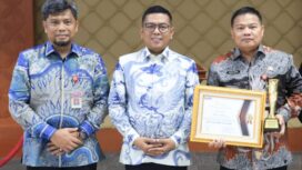 Gubernur Banten Andra Soni Didampingi Kadisdikbud Provinsi Banten Jamaluddin dan Kadiskominfo SP, Beni Ismail usai menerima Penghargaan dari Koordinatoriat Wartawan Parlemen (KWP) Awards 2026 di gedung Pustakaloka Nusantara 4 DPR/MPR RI, Jakarta. Foto: ist