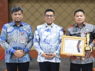 Gubernur Banten Andra Soni Didampingi Kadisdikbud Provinsi Banten Jamaluddin dan Kadiskominfo SP, Beni Ismail usai menerima Penghargaan dari Koordinatoriat Wartawan Parlemen (KWP) Awards 2026 di gedung Pustakaloka Nusantara 4 DPR/MPR RI, Jakarta. Foto: ist