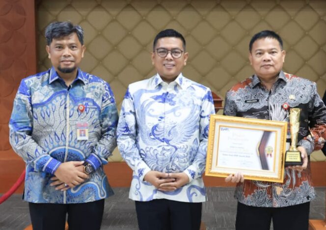 
 Gubernur Banten Andra Soni Didampingi Kadisdikbud Provinsi Banten Jamaluddin dan Kadiskominfo SP, Beni Ismail usai menerima Penghargaan dari Koordinatoriat Wartawan Parlemen (KWP) Awards 2026 di gedung Pustakaloka Nusantara 4 DPR/MPR RI, Jakarta. Foto: ist