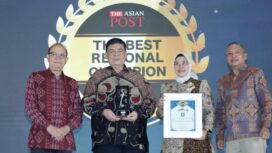 Direktur Utama Bank Banten Muhammad Busthami saat menerima Penghargaan dari The Asianpost Regional Champion 2026 dengan predikat “The Rising Power of Regional Bank”. Foto: ist