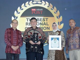 Direktur Utama Bank Banten Muhammad Busthami saat menerima Penghargaan dari The Asianpost Regional Champion 2026 dengan predikat “The Rising Power of Regional Bank”. Foto: ist