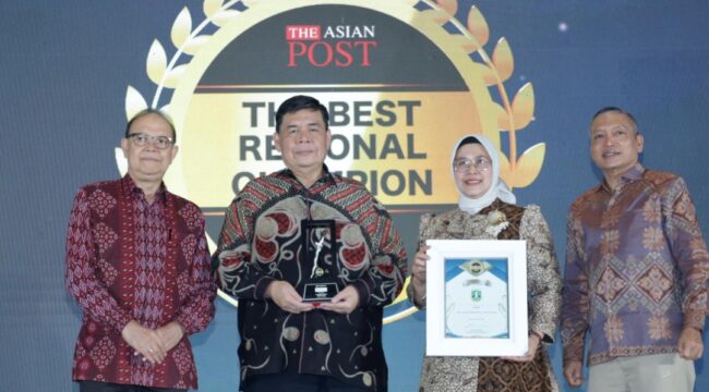 Direktur Utama Bank Banten Muhammad Busthami saat menerima Penghargaan dari The Asianpost Regional Champion 2026 dengan predikat “The Rising Power of Regional Bank”. Foto: ist