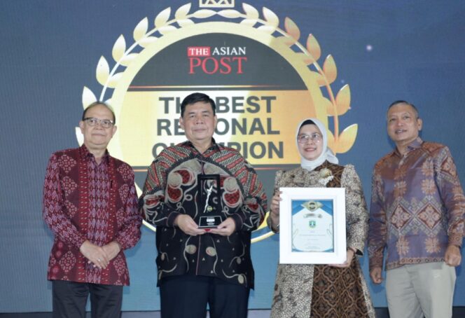 
 Direktur Utama Bank Banten Muhammad Busthami saat menerima Penghargaan dari The Asianpost Regional Champion 2026 dengan predikat “The Rising Power of Regional Bank”. Foto: ist