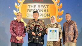 Direktur Utama Bank Banten Muhammad Busthami dan Asisten Daerah (Asda) Administrasi Umum Setda Provinsi Banten Rina Dewiyanti saat menerima penghargaan The Asian Post The Best Regional Champion 2026. Foto: ist