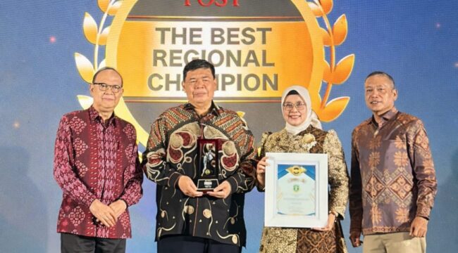 Direktur Utama Bank Banten Muhammad Busthami dan Asisten Daerah (Asda) Administrasi Umum Setda Provinsi Banten Rina Dewiyanti saat menerima penghargaan The Asian Post The Best Regional Champion 2026. Foto: ist