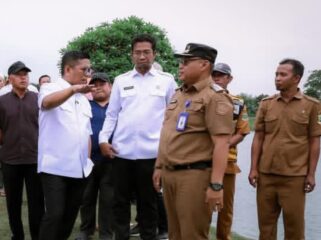 Gubernur Banten Andra Soni saat meninjau Situ Gelam Pasar Kemis Kabupaten Tangerang. Foto: Awal Rijal