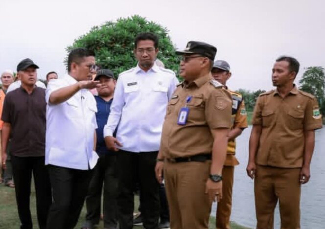 
 Gubernur Banten Andra Soni saat meninjau Situ Gelam Pasar Kemis Kabupaten Tangerang. Foto: Awal Rijal