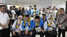 Gubernur Banten Andra Soni mendampingi Wakil Ketua DPR RI Sufmi Dasco Ahmad saat pelepasan keberangkatan kloter pertama jemaah haji Indonesia dari Embarkasi Banten Tahun 1447 H/2026 M di Bandara Internasional Soekarno-Hatta. Foto: ist