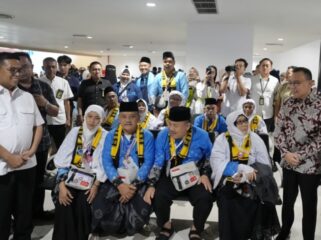 Gubernur Banten Andra Soni mendampingi Wakil Ketua DPR RI Sufmi Dasco Ahmad saat pelepasan keberangkatan kloter pertama jemaah haji Indonesia dari Embarkasi Banten Tahun 1447 H/2026 M di Bandara Internasional Soekarno-Hatta. Foto: ist