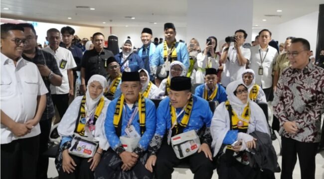 Gubernur Banten Andra Soni mendampingi Wakil Ketua DPR RI Sufmi Dasco Ahmad saat pelepasan keberangkatan kloter pertama jemaah haji Indonesia dari Embarkasi Banten Tahun 1447 H/2026 M di Bandara Internasional Soekarno-Hatta. Foto: ist