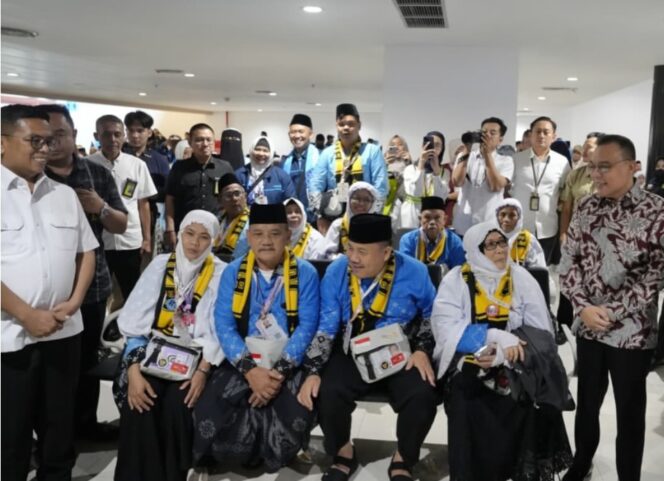 
 Gubernur Banten Andra Soni mendampingi Wakil Ketua DPR RI Sufmi Dasco Ahmad saat pelepasan keberangkatan kloter pertama jemaah haji Indonesia dari Embarkasi Banten Tahun 1447 H/2026 M di Bandara Internasional Soekarno-Hatta. Foto: ist