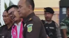 Ketua DPRD Kabupaten Magetan, Suratno (SN) menangis saat ditahan penyidik Kejaksaan Negeri Magetan. Foto: ist