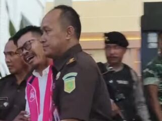 Ketua DPRD Kabupaten Magetan, Suratno (SN) menangis saat ditahan penyidik Kejaksaan Negeri Magetan. Foto: ist