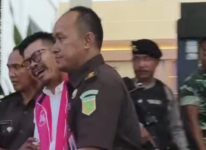 
 Ketua DPRD Kabupaten Magetan, Suratno (SN) menangis saat ditahan penyidik Kejaksaan Negeri Magetan. Foto: ist