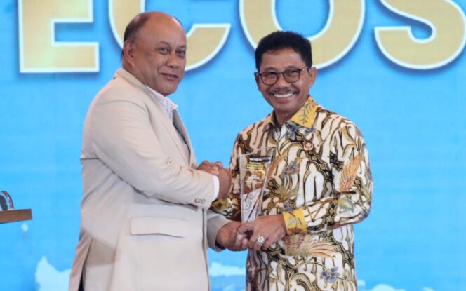 
 Wali Kota Tangerang Sachrudin saat menerima penghargaan National Governance Awards 2026 yang diselenggarakan di Grand Ballroom Ritz Carlton Hotel, Kuningan, Jakarta Selatan. Foto: ist